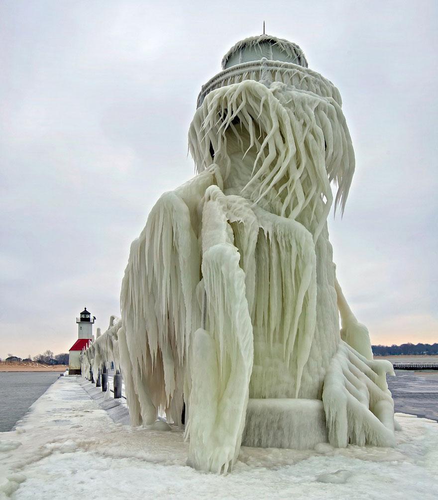 frozen-lighthouse-st-joseph-north-pier-lake-michigan-9