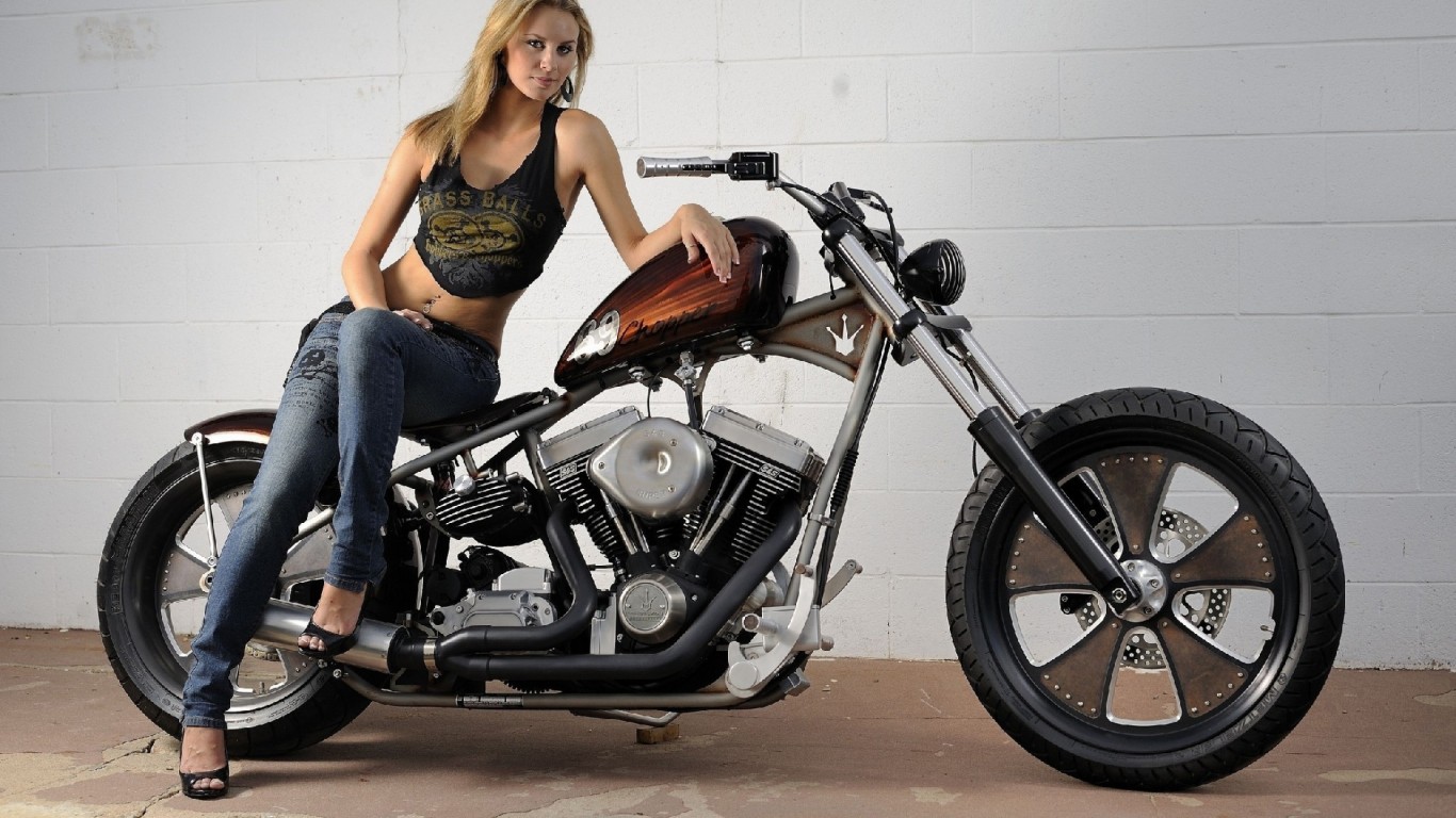Blondes-Women-Classic-Motorcycles-Harleydavidson-Girls-With-Bikes-Classic-Mortal-Kombat-Choppers-768x1366